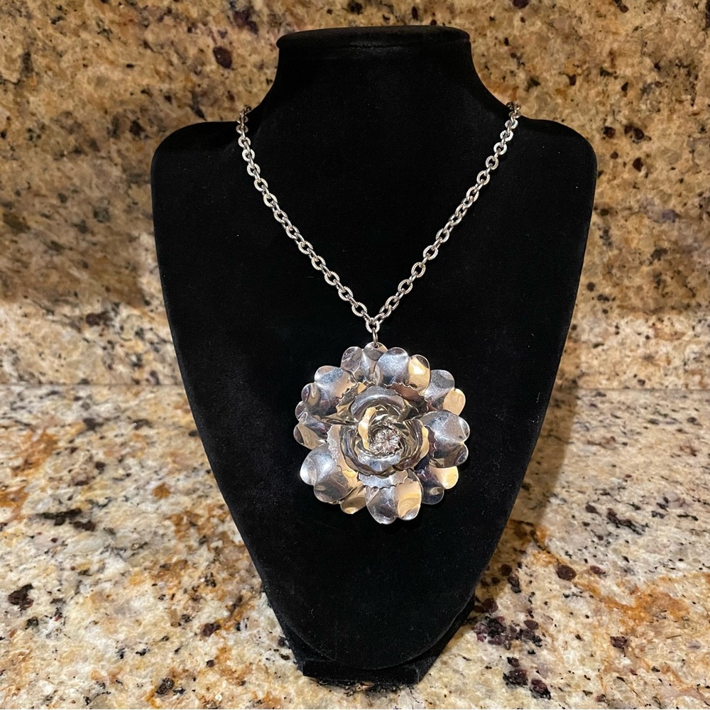 Elegant Metal Floral Pendant Necklace